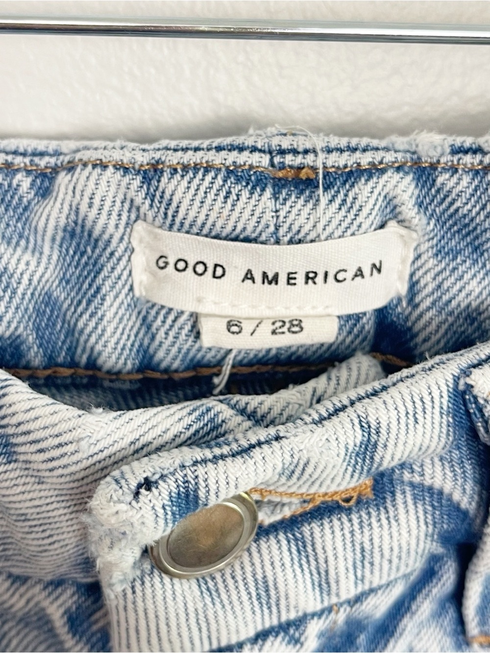 Good American Distressed Straight Leg Jeans – Size 6/28 – Light Wash - Picture 3 of 6